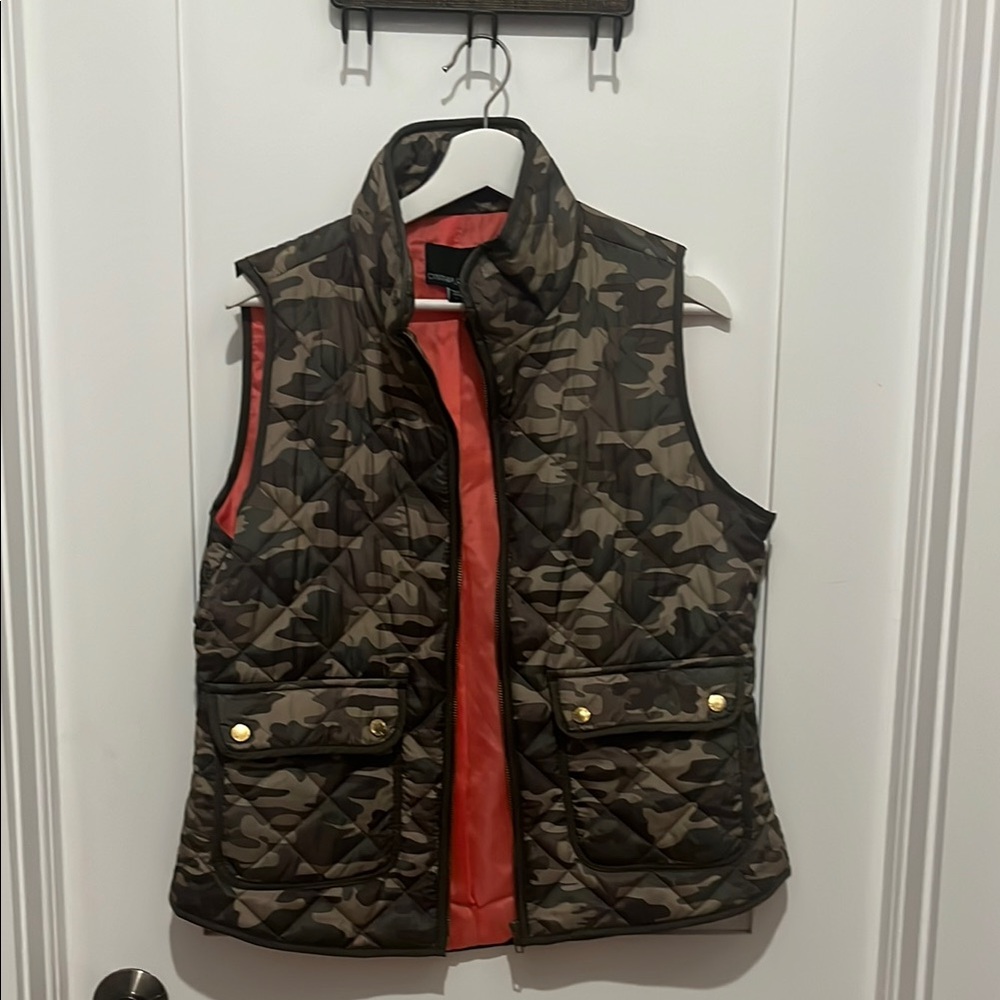 Elevated Cynthia Rowley ladies L camo vest with fun bright orange lining.